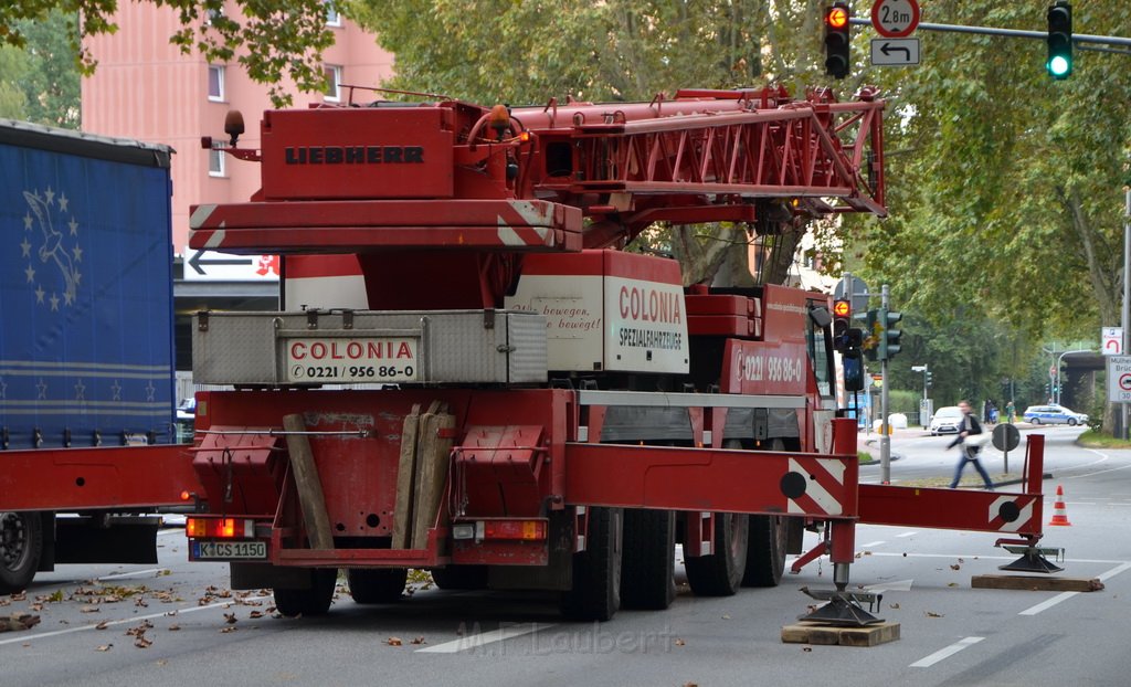 LKW verliert Auflieger Koeln Boltensternstr Pasteurstr P2018.JPG